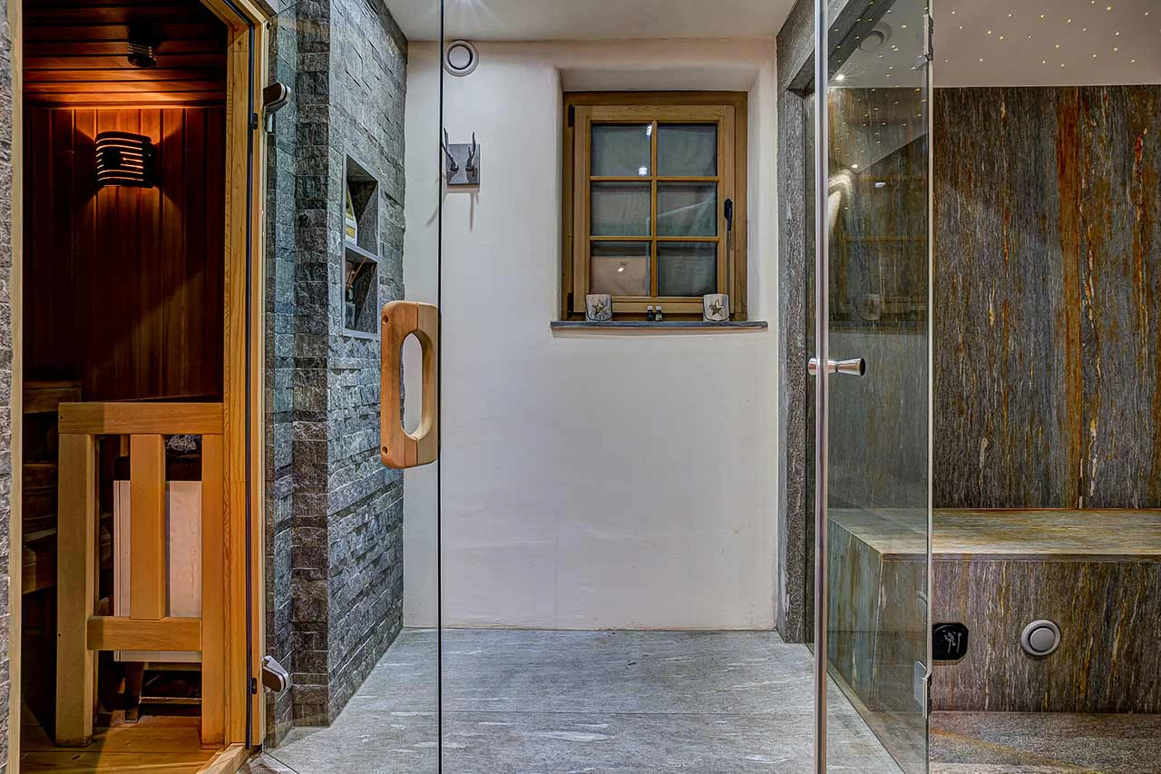 Steam room and sauna at Tivoli Lodge in Davos