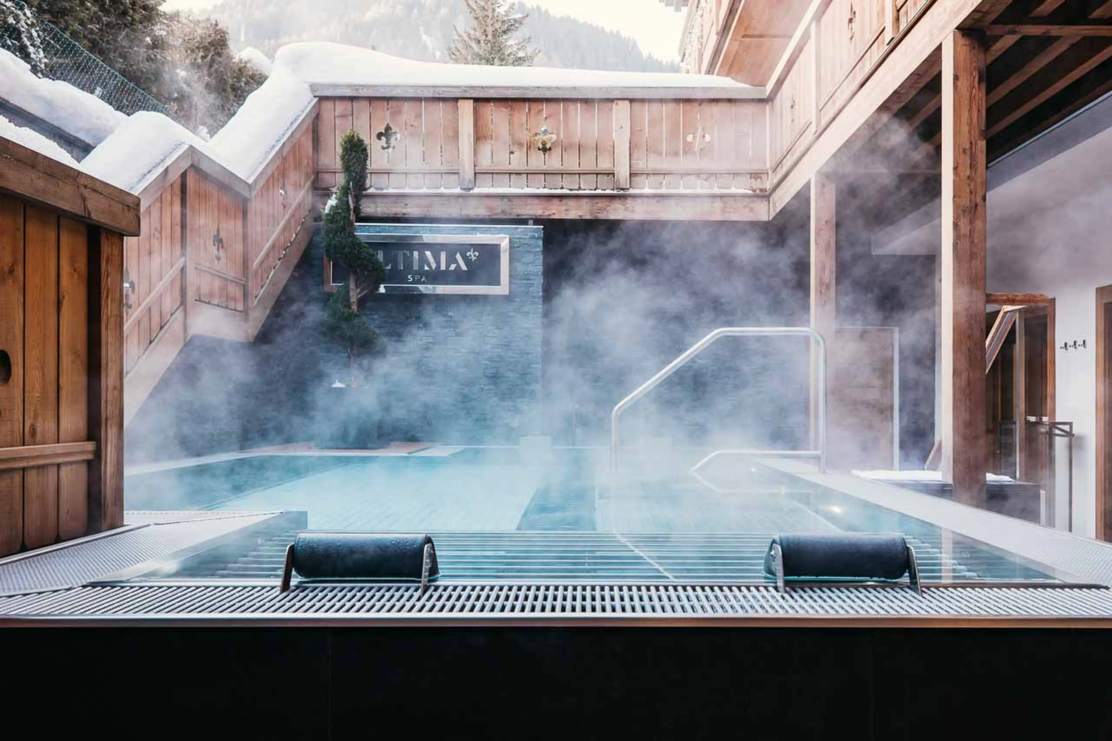 Outdoor jacuzzi at Ultima Gstaad Residence