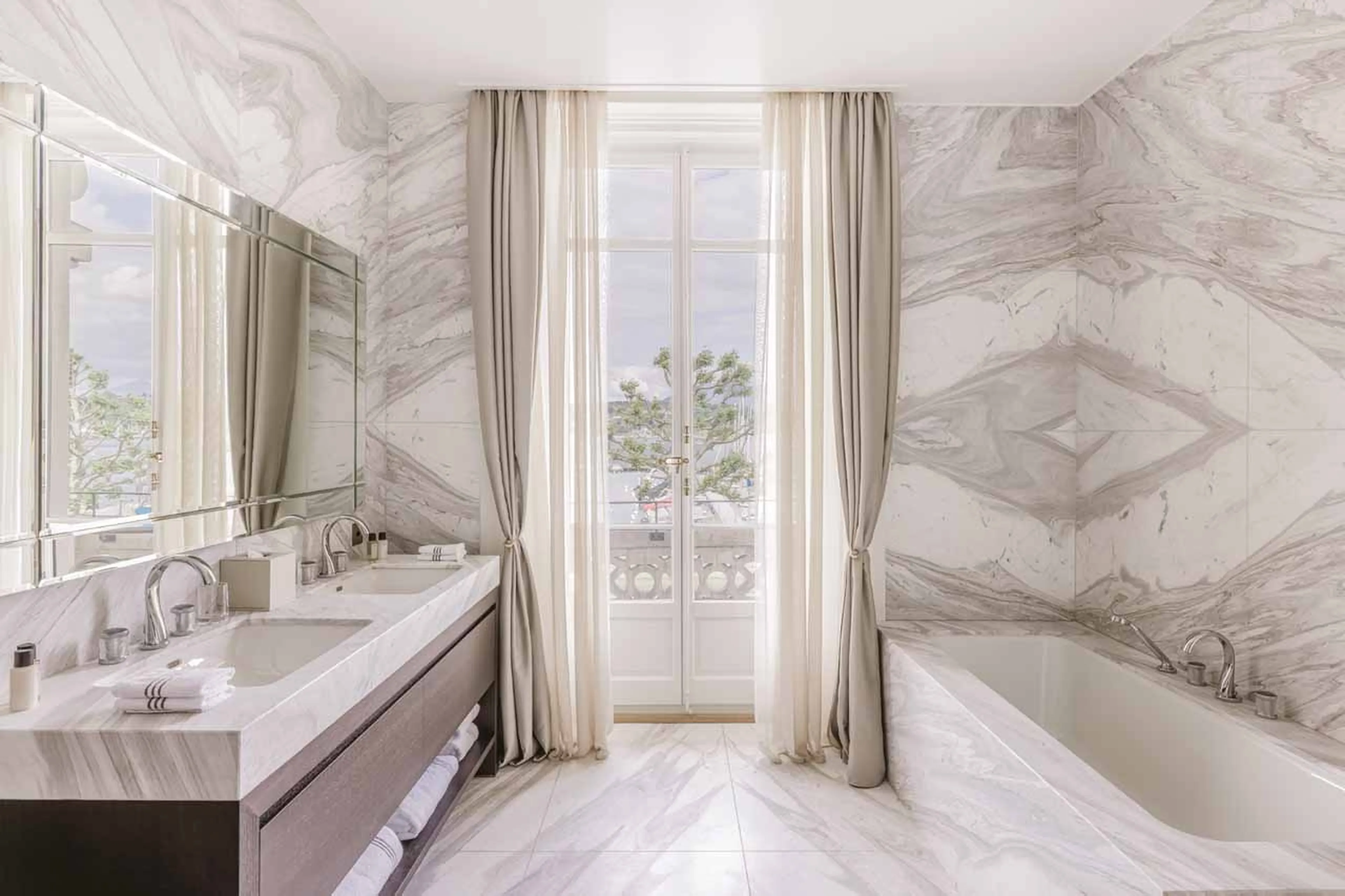 Bathroom Ultima Quai Wilson Four-Bedroom Residence in Geneva