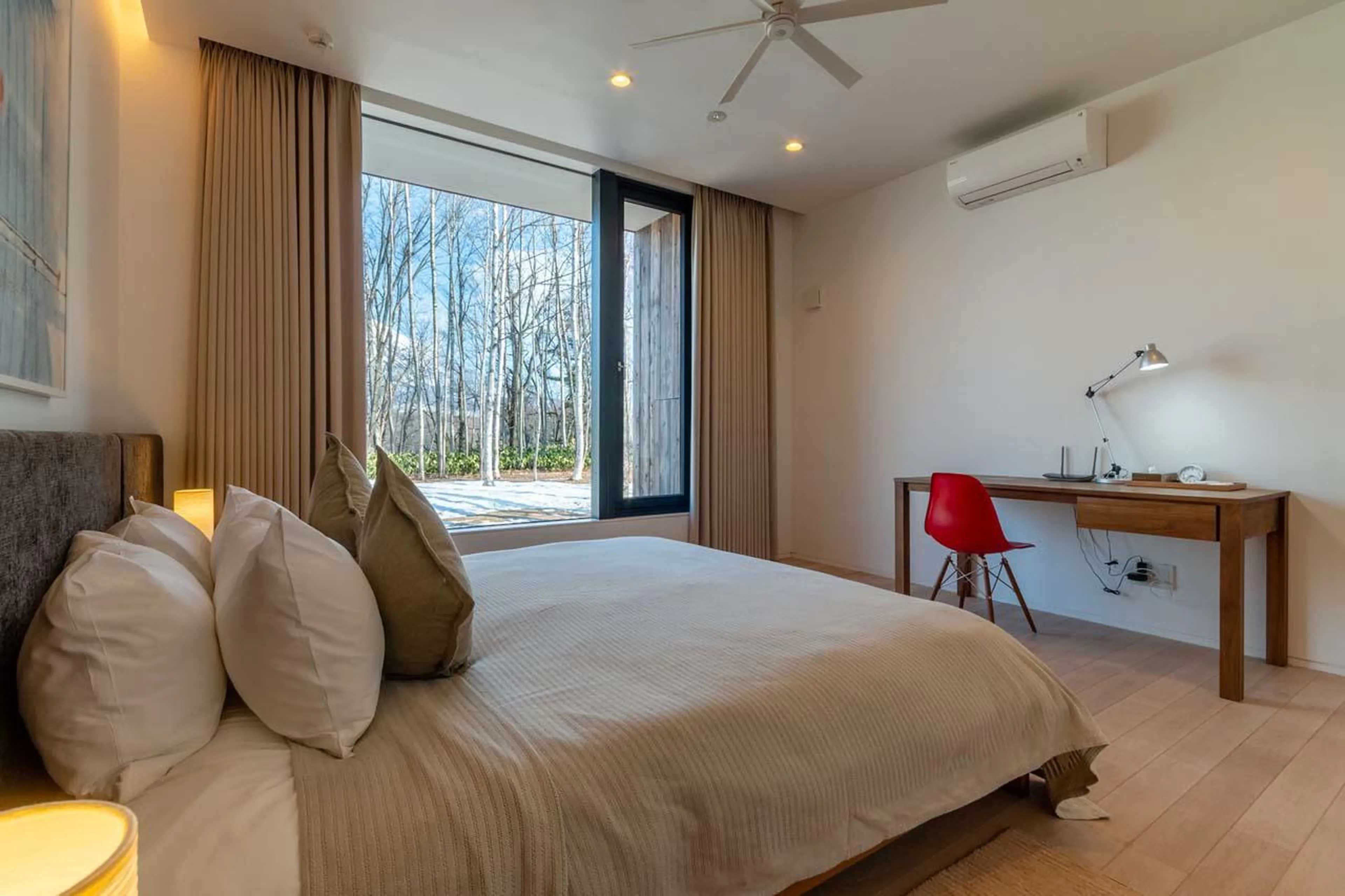 Double bedroom with desk and en-suite shower room at Yanagi House in Niseko