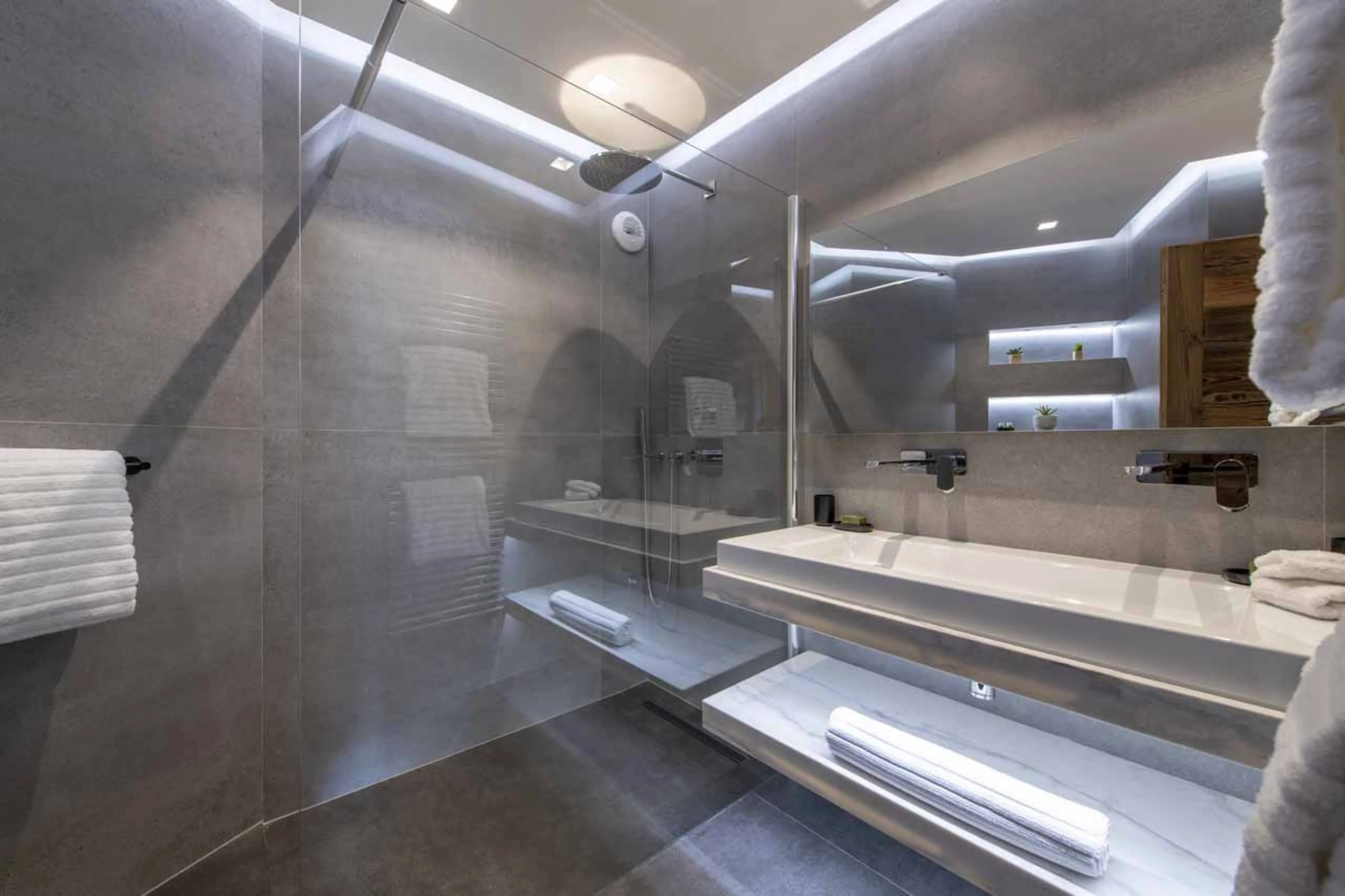 Shared shower room at ZEMS Lodge in Morzine