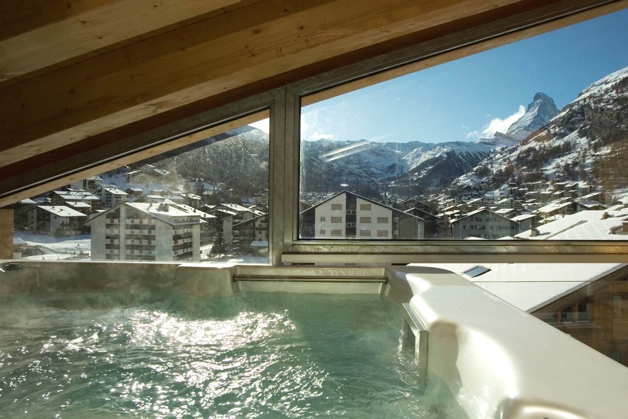 Hot tub at Chalet Zermatt Lodge in Zermatt